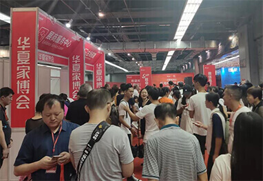 桂林家博会现场人流如织